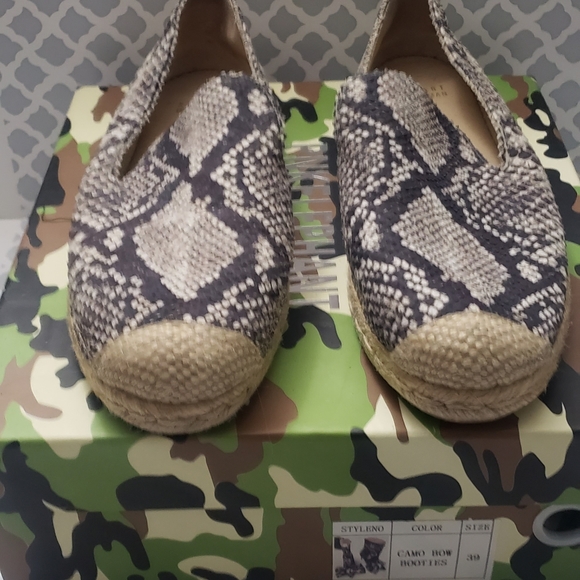 Stuart Weitzman Mocarena Python Loafers - Picture 5 of 6